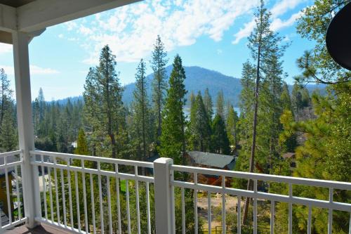 Bass Lake House | Sierra Sunset Lake View