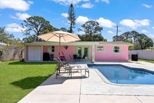 Gulf Gate Estates House | Siesta Key Cottage with Heated Pool