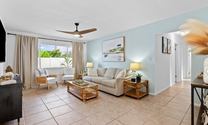 South Sarasota House | Siesta Vacation~10 mins to Beach & Downtown~Pet Friendly~King Bed~Fenced Yard