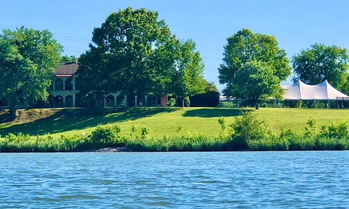 Lookout Valley Neighborhood Association Hotel | Signal Mountain Room at Tennessee RiverPlace