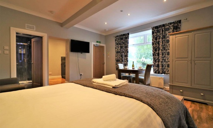 Airdrie Apartment | Signature - Linden Cottage Room 1