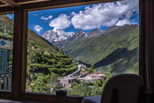 Wenchuan Hotel | Siguniang Mountain Star Moon Cliff Hotel