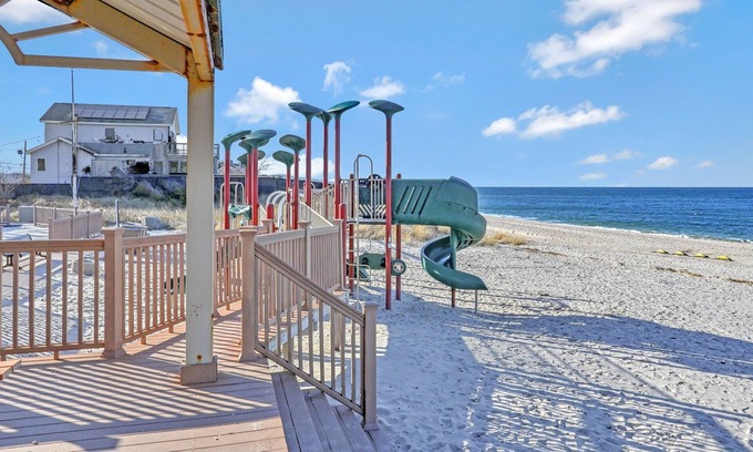 Baiting Hollow House | Silver Beach Bliss: Luxury Waterfront Home w/ Pool