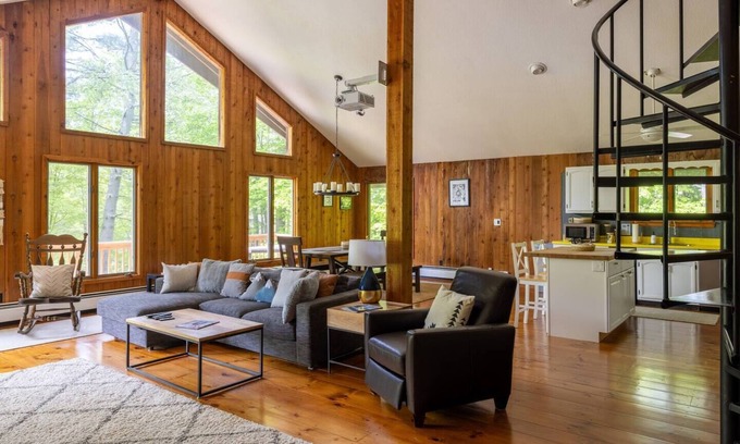 Londonderry Apartment | Silver Birch Chalet: 4-bdrm family stay with hot tub