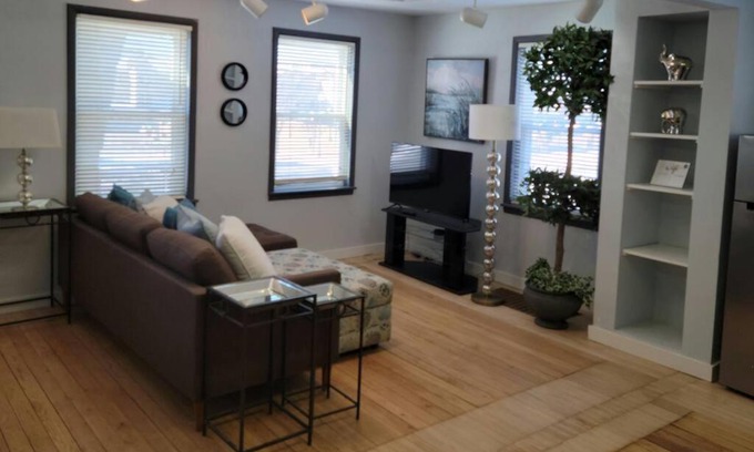Sturgeon Bay Apartment | Silver Room