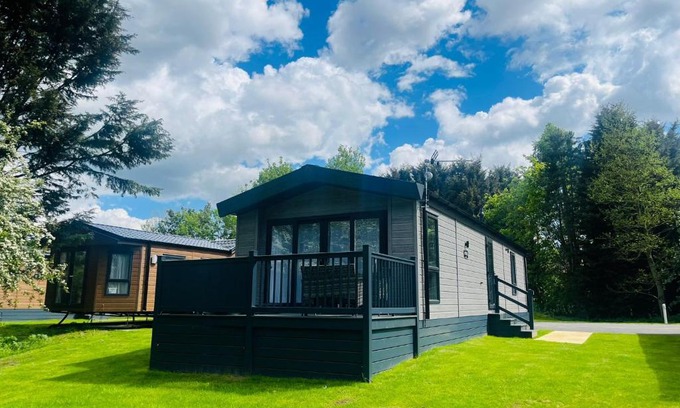 Allerthorpe House | Silver Wood Lodge with Hot Tub