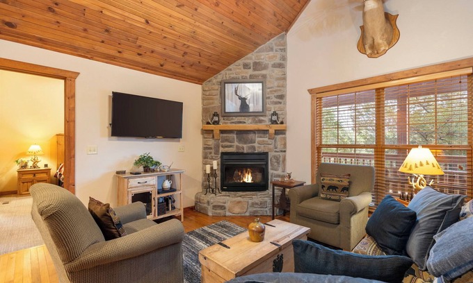 Branson West Cabin | Simon’s Treetop Cabin – 2 BDR in Popular Resort!