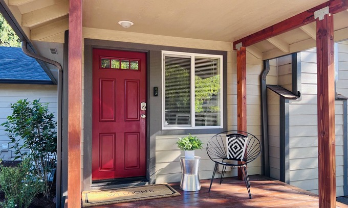 Cal Young House | š„simple 4bed 1 and half bath homeš„Close to UO & Autzen š„Kid and dog friendly!