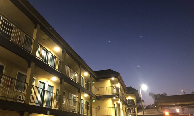 Arlington Hotel | Simply Home Inn & Suites