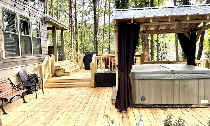 Brevard Cottage | Simply irresistible - serenity by the pond