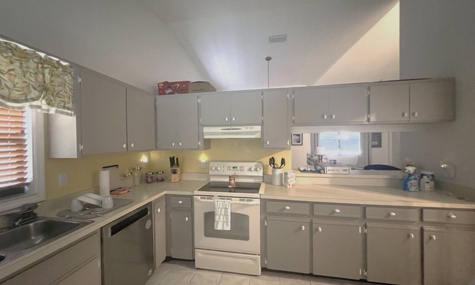 Bayou Oaks Condo | Simply Sarasota - Monthly Rental Room