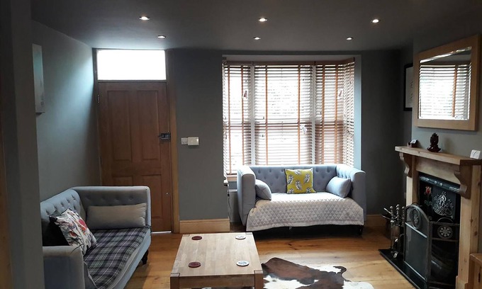 City Centre House | Simpsons Cottage - Grove Road Cottages