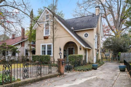 Shandon Apartment | Sims Suite -1BR 1BA- Downtown