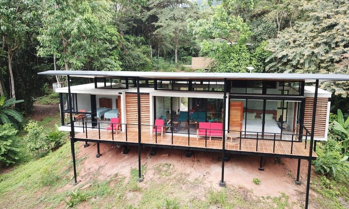 Savegre House | Sinfonía Tropical, ocean view, 5 minutes drive to Playa Linda, 15 to Dominical, wifi Starlink