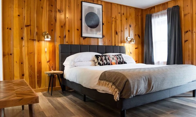 Pagosa Springs House | Single King Escape, The Nightingale Motel, Steps from San Juan River Walk