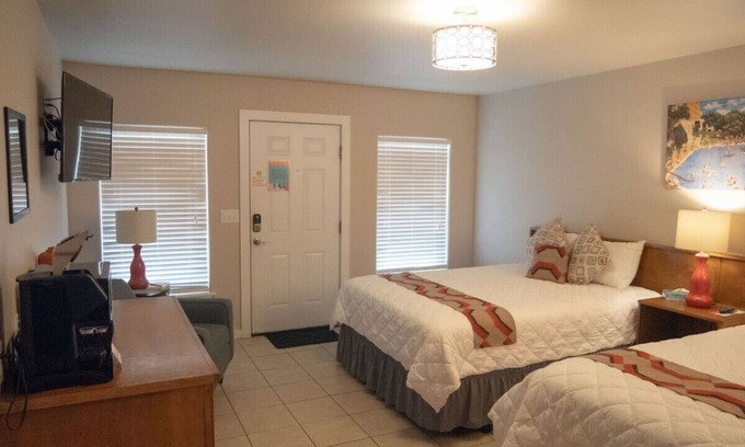 Kerrville Cabin | Single Level Double Queen Beds Cabin 2 w/Carport