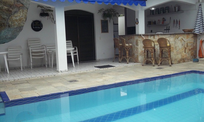 Jardim Centenario House | Single storey beach house with swimming pool and barbecue 30 meters from the beach