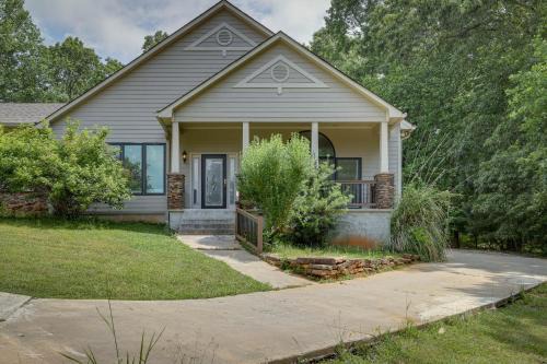 Rockdale County House | Single-Story Home about 7 Mi to Old Towne Conyers!