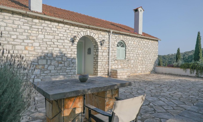 Petaleia Cottage | Sinies Cottage is a traditional 2 floor stone house