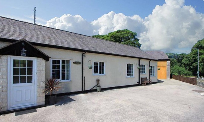 Penrhyn Bay Cottage | Siop Y Roe - Three Bedroom Cottage, Sleeps 6