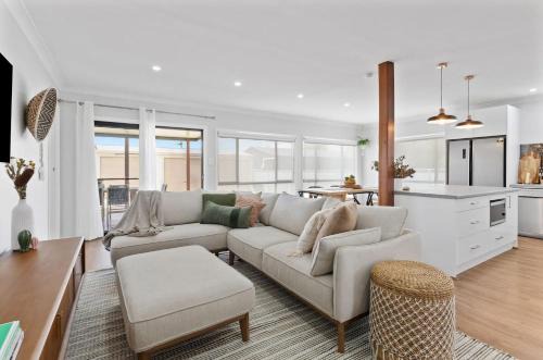 Cessnock House | Sip and Soak Up Summer in the Hunter