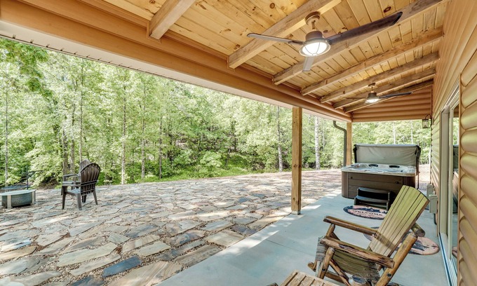Cleveland Cabin | Sip, Hike & Explore: Sleek Retreat in Cleveland!