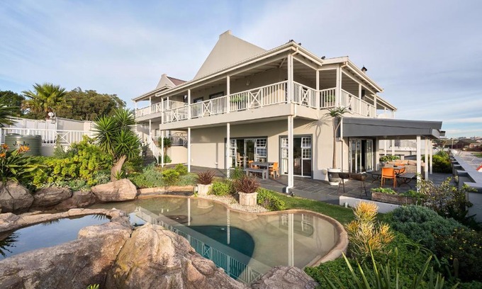 Humewood Bed & Breakfast | Sir Roys at the Sea