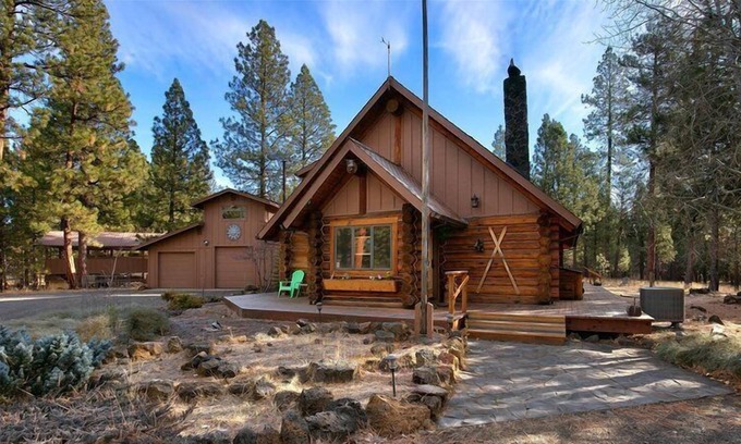 Sisters Cabin | Sisters Dream Inn - amazing pet friendly cabin located on 2 beautiful acres in a