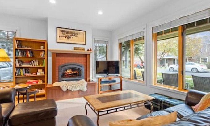 Sisters Condo | Sisters Getaway: Blks from Trails, coffee- Pool, Hot tub, Tennis
