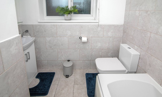 Sittingbourne House | Sittingbourne Lodge with 4 free parking