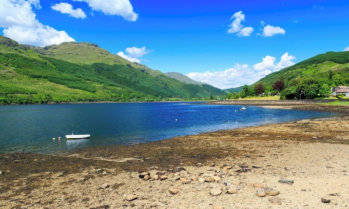 Helensburgh Cottage | Situated on the west side of Loch Lomond being only 2 miles from the loch itself .