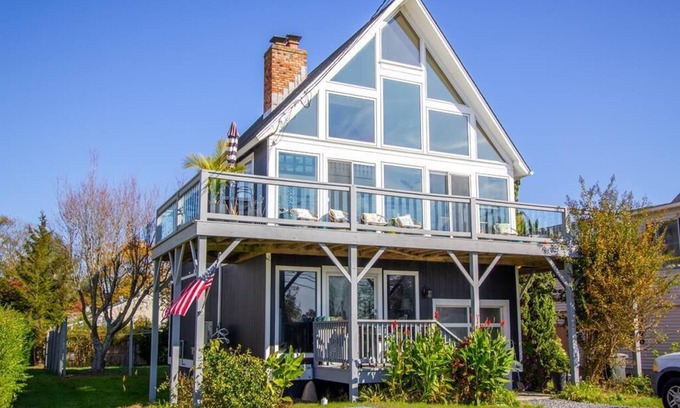West Cape May House | Situated between the hustle and bustle of downtown Cape May and the gorgeous sunsets of Sunset Beach.