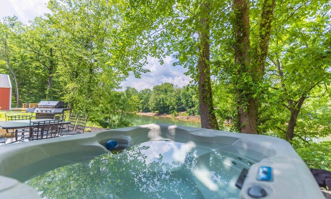 Bakerton Cottage | Situated on the banks of the Cumberland River minutes away Lake Cumberland
