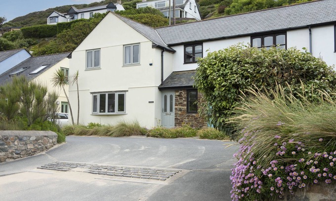 Porthtowan House | Situated only sixty meters from the Blue Flag sandy beach in the charming coastal village of Porthto