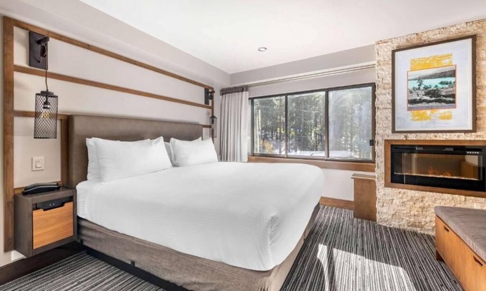 South Lake Tahoe Hotel | Ski Adventure! Minutes from Aerial Tramway & Gunbarrel Express! Parking, Pool!