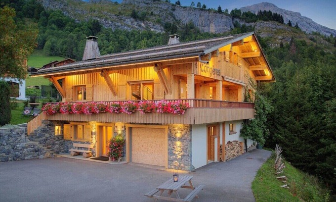 Le Chinaillon Ski Chalet | Ski base piste views, 14 people, pool and sauna