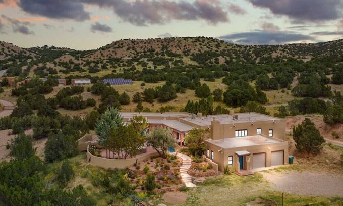 La Tierra House | Ski Discounts! Chamisa - Private Desert Luxury on 15 Acres with Huge Patio, Hiking Trails, Breathtaking Sunset & Mountain Views