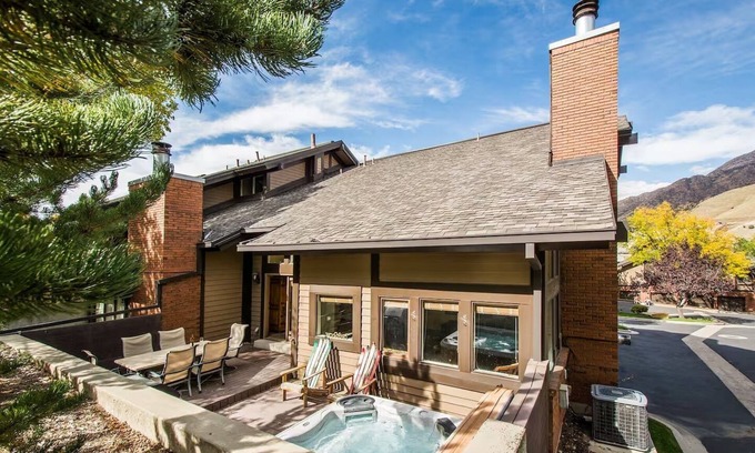 Cottonwood Heights House | Ski, Hike, Relax ~ Hot Tub + Foosball Table Walk to Restaurants & coffee shop