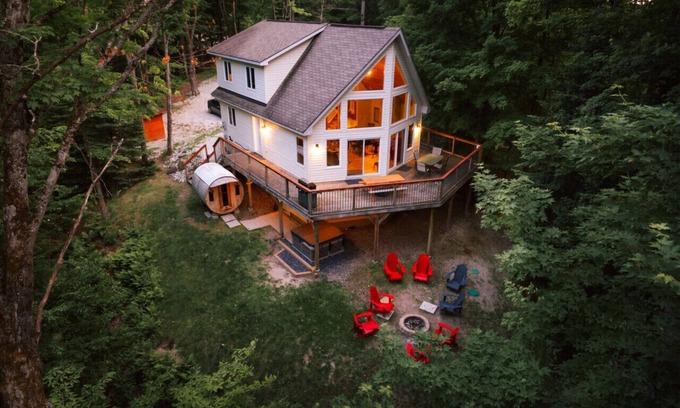 Eagle Lake Cottage | Ski Hill - Hot Tub - Barrel Sauna - BBQ - Private