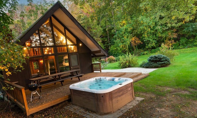 Vernon Ski Chalet | Ski house/ ON THE SLOPE/ Private hot tub & Fire pit