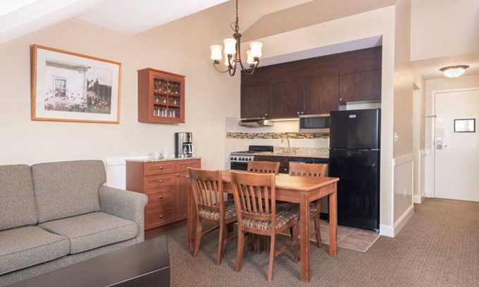 West Dover Apartment | Ski-In 2BR Loft | Sleeps 8