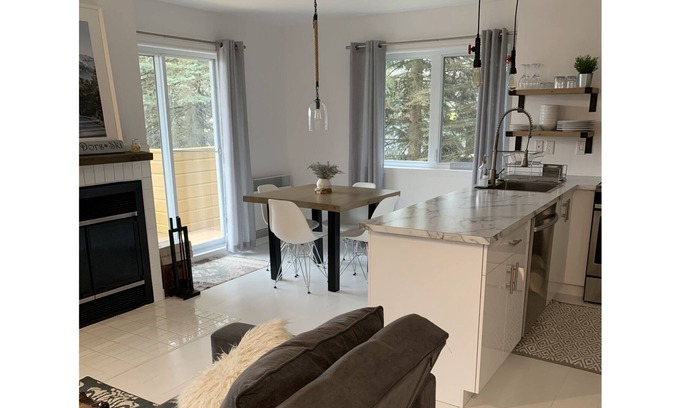 Bromont Condo | SKI IN-OUT \BIKE IN-OUT ! Walking distance from the mountain.