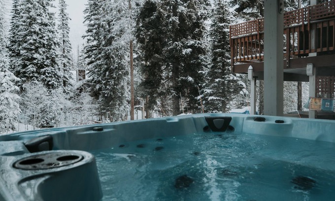 Whitefish House | SKI IN/OUT, HOT TUB. 4 Bed 4.5 bath, 3 Kings, sleeps 20! 45 min to Glacier.