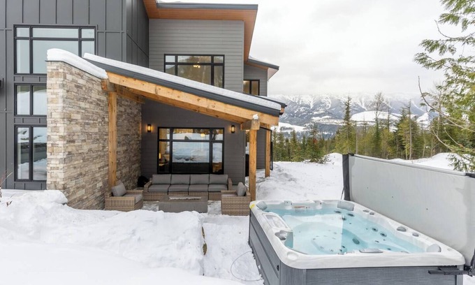 East Kootenay Ski Chalet | Ski In/Out. Luxury with Hot Tub & EV Charger
