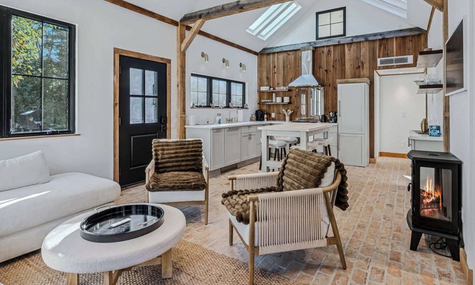 Woodstock House | Ski-In/Out to S6, Sauna & Hot Tub | Little House
