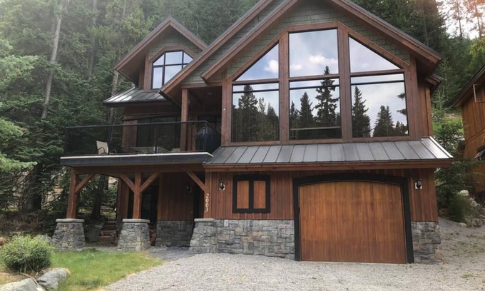 East Kootenay House | Ski In Panorama Cabin with 4 bedrooms and Private Hot tub