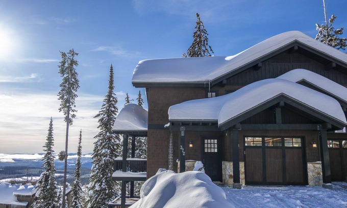 Big White Ski Resort House | Ski in/ski out. Close to village, incredible views!