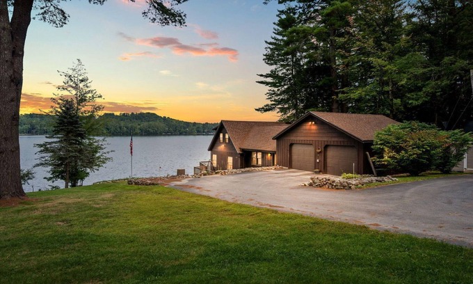 Bridgton House | Skiing, Shopping, Hiking, Snowmobiling - on the water, cozy house