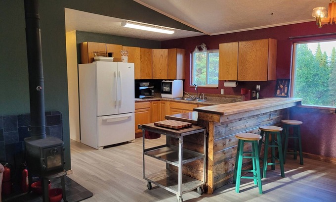 Sterling Cabin | Skilak Ridge Retreat - Kenai Peninsula Basecamp