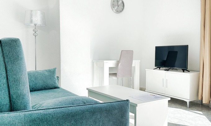 Golden Mile Apartment | Skol 131 - Studio at Skol Building in Marbella centre with sea views.